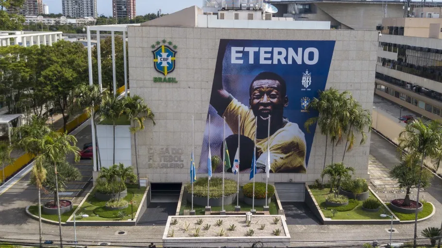 Painel em homenagem ao Rei foi instalado em sede da CBF