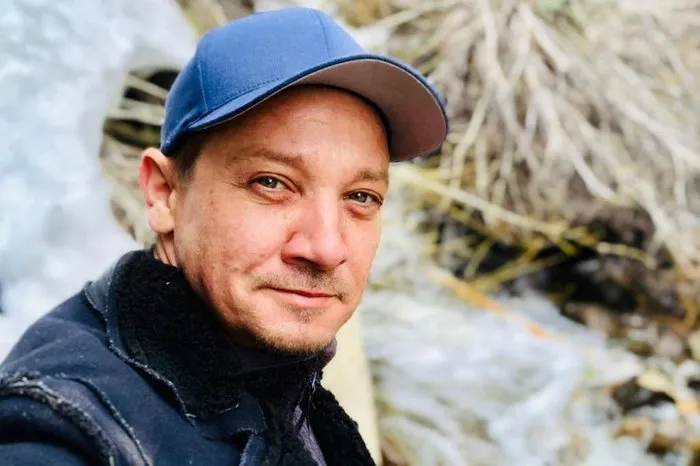 Ator Jeremy Renner foi atingido por máquina de remover neve nos EUA