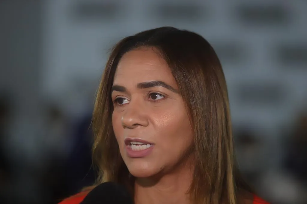 Roberta Santana permanece na Secretaria da Saúde, agora como titular da pasta