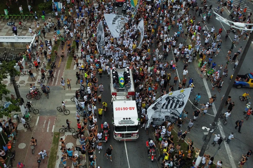 Multidão acompanha o cortejo que leva o corpo ao Memorial Necrópole Ecumênico