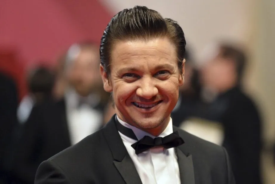 Renner está internado em estado crítico, mas estável