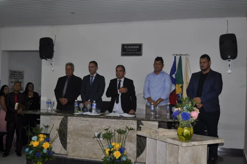 Parlamentares, secretários e lideranças políticas participaram do evento de posse da nova mesa diretora da Câmara Municipal de Potiraguá