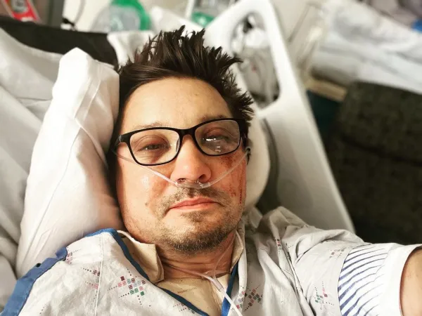 Renner postou uma selfie no hospital