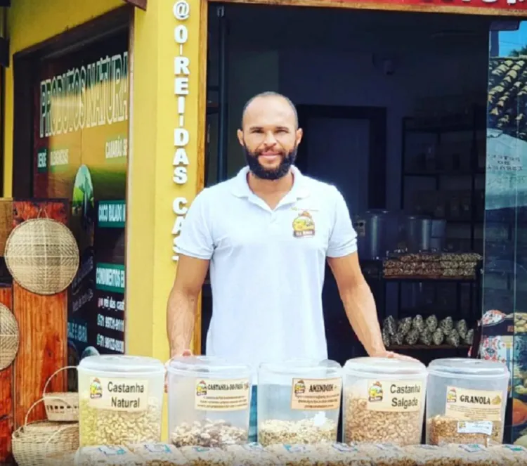 Comércio de Reginaldo vende castanhas e produtos naturais em Praia do Forte, Litoral Norte do Estado.