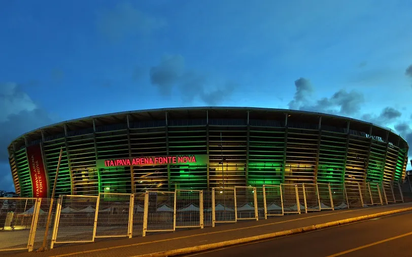 A Itaipava Arena Fonte Nova iluminada externamente nas cores verde e amarelo