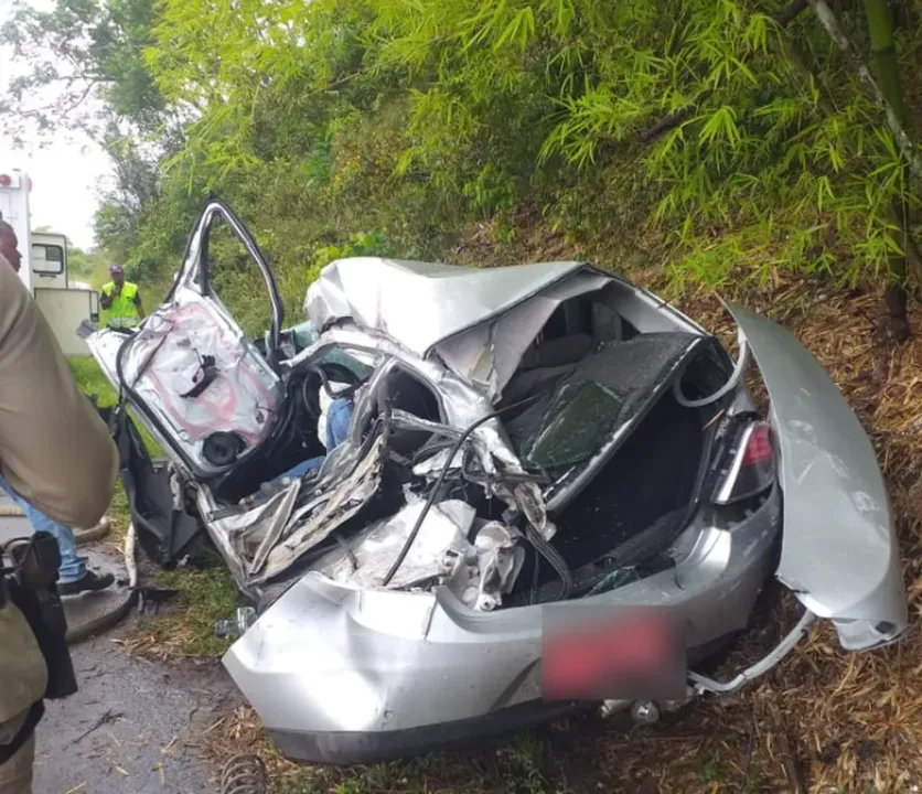 Carro ficou completamente destruído. Motorista morreu na hora.