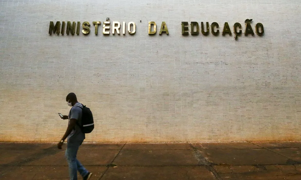 Decisão foi tomada pelo novo ministro da Educação: Camilo Santana