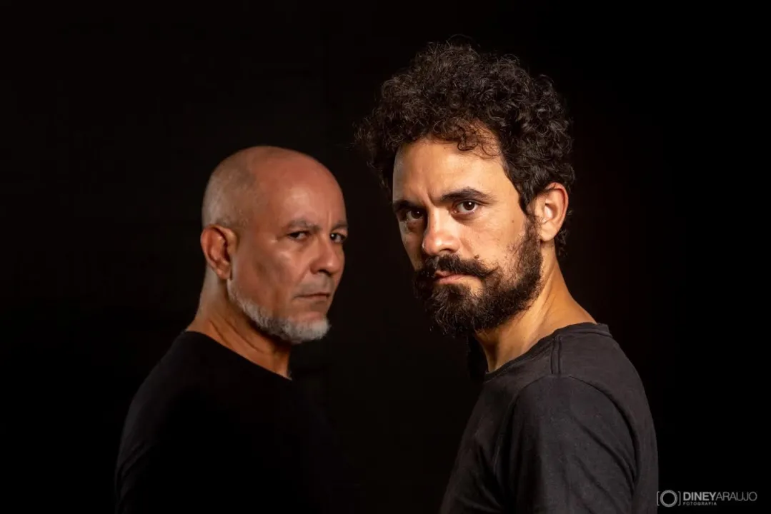 Marcos Lopes (à dir) e Marcelo Praddo (à esq) protagonizam peça em que visões de mundo e da vida são postas à prova