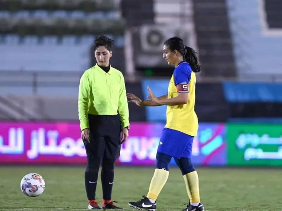 Anoud Al Asmari se tornou a primeira árbitra internacional da Arábia Saudita