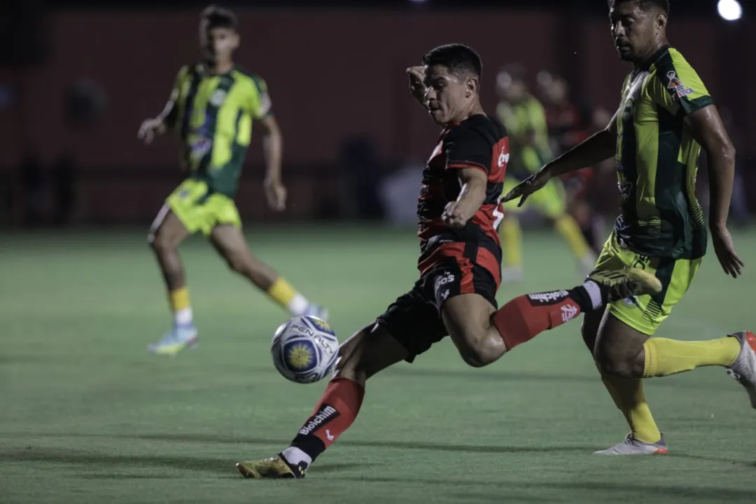 Partida desta quinta foi marcada por gols contra e falta de criatividade do Rubro-Negro