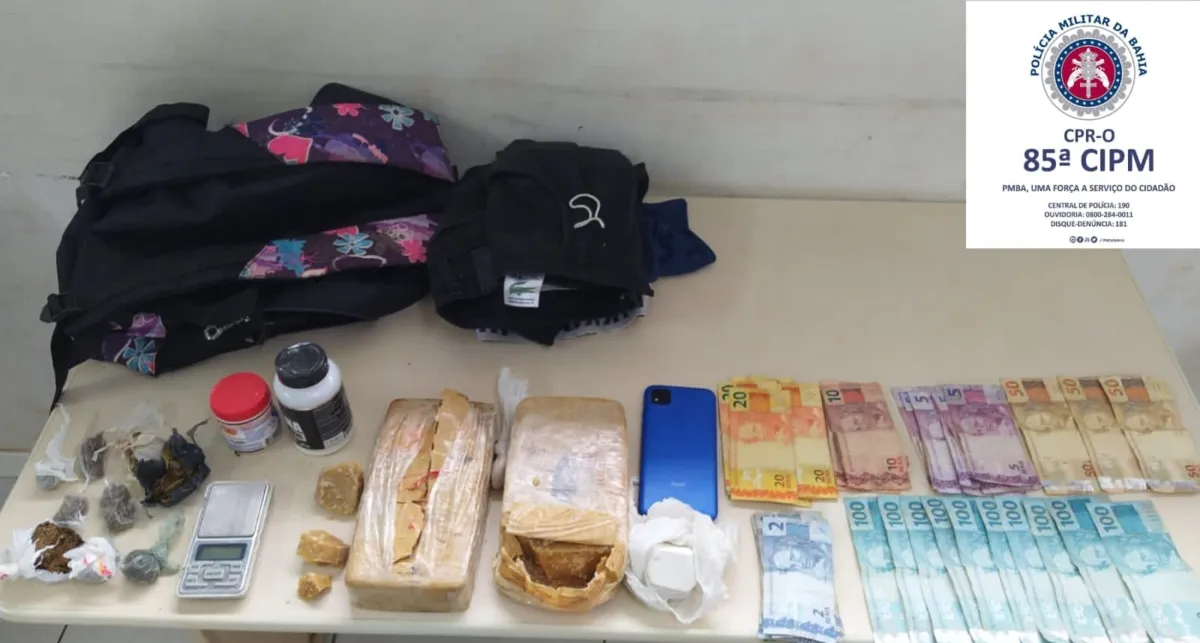PMs realizaram a abordagem e encontraram drogas e materiais usados no tráfico