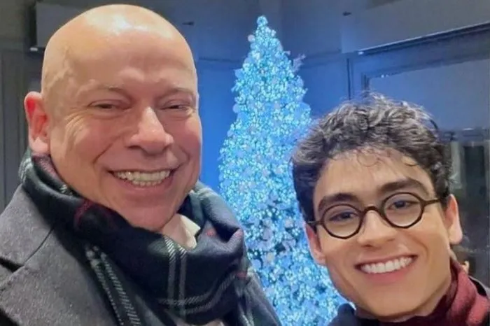 O historiador Leandro Karnal, de 59 anos, com o marido, o cantor Vitor Fadul, de 27