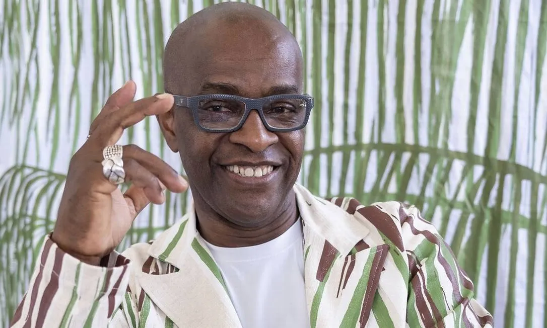 O artista plástico, através da costura e escrita, transforma os tecidos em maneiras de comunicação, por meio dos panos, contos e lendas africanas e afro-baianas