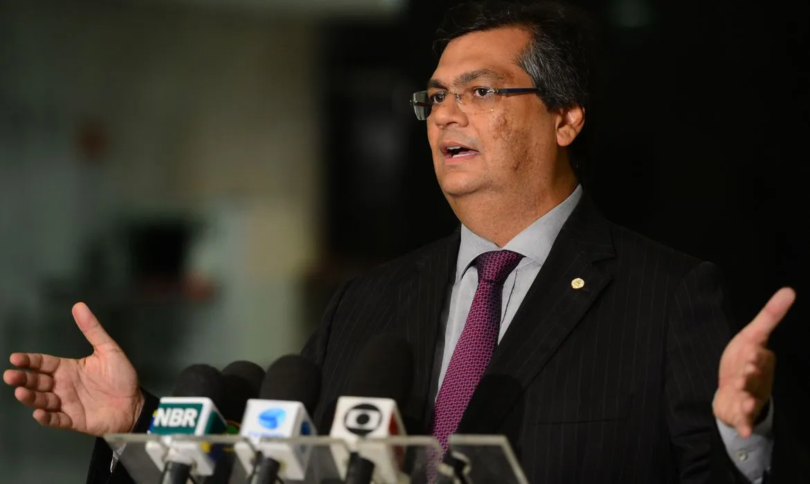 Flávio Dino, disse que está na sede do Ministério da Justiça para acompanhar a situação