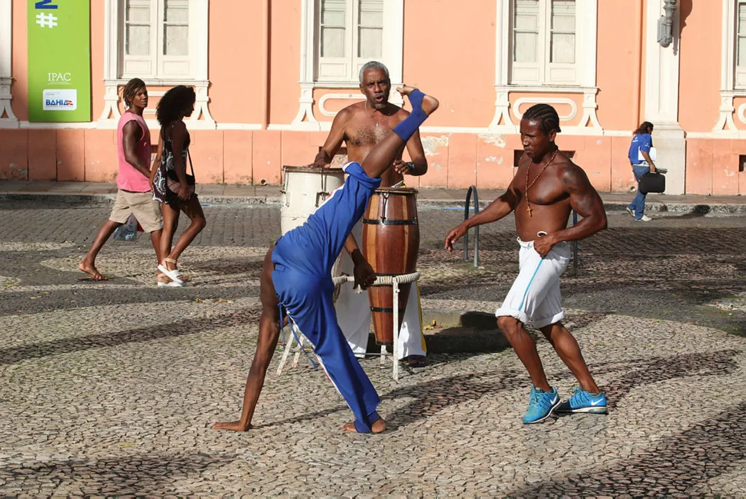 Ssguidores dos mestres jogam capoeira há 40 anos no Terreiro de Jessus, no Pelourinho