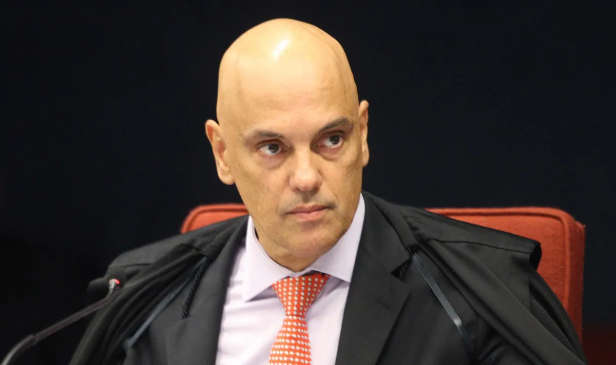 Alexandre de Moraes também determinou o afastamento imediato do governador do Distrito Federal