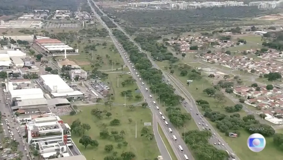 Comboio com mais de 40 ônibus segue para a sede da PF