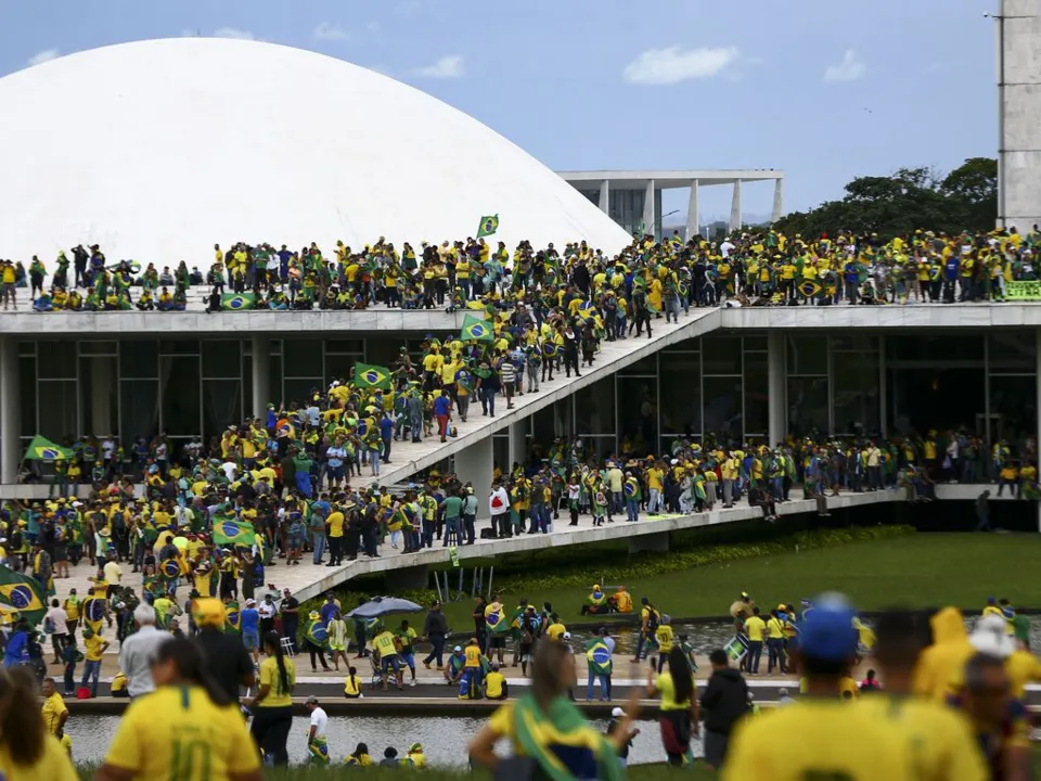 Bolsonaristas radicais não tiveram dificuldade em invadir e depredar o Palácio do Planalto