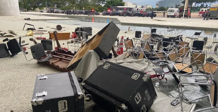 Destruição provocada pelo ato de vandalismo no Palácio do Planalto