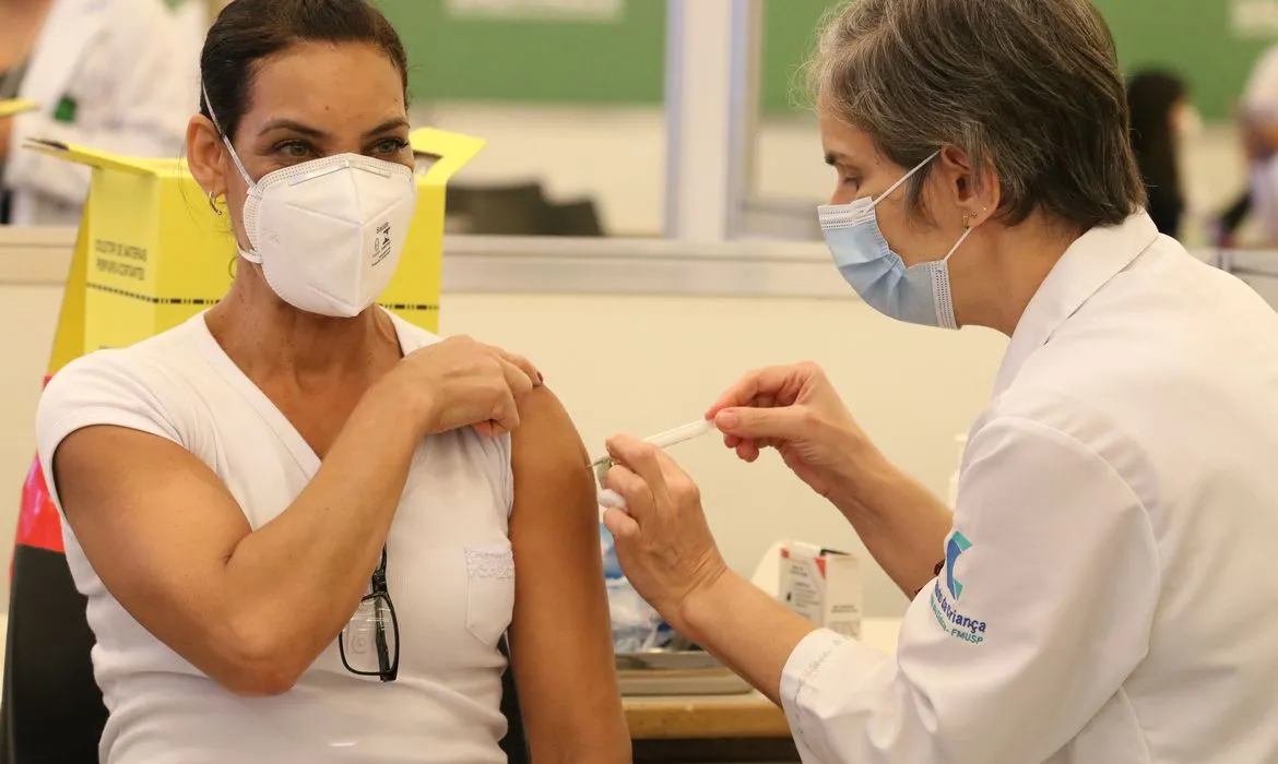 Desde o início da pandemia, 694.917 pessoas morreram em consequência da covid-19 no país