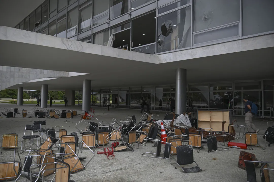 Criminosos depredaram e saquearam dependências do Senado e da Câmara dos Deputados, do Palácio do Planalto e do STF