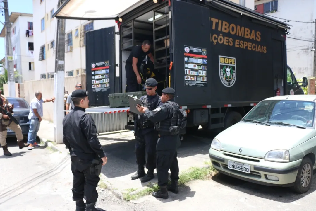 Artefato foi deixado em um dos viadutos do Anel Rodoviário de Feira de Santana