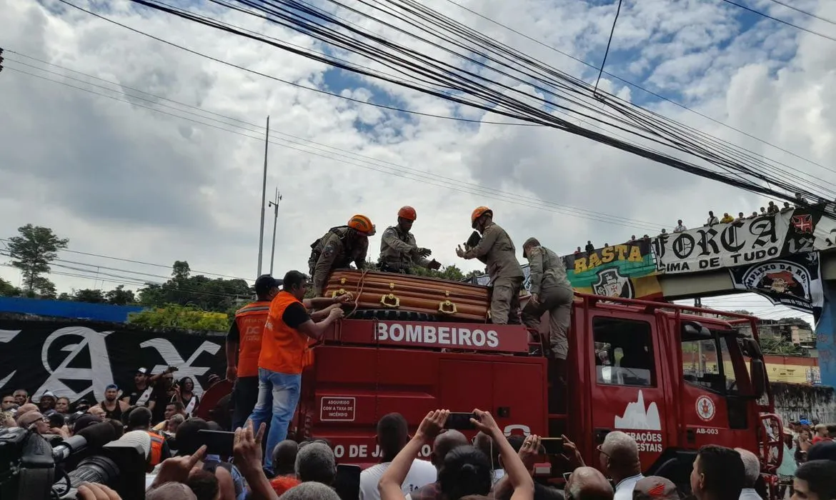 Corpo de Roberto Dinamite foi sepultado nesta sexta-feira, 10