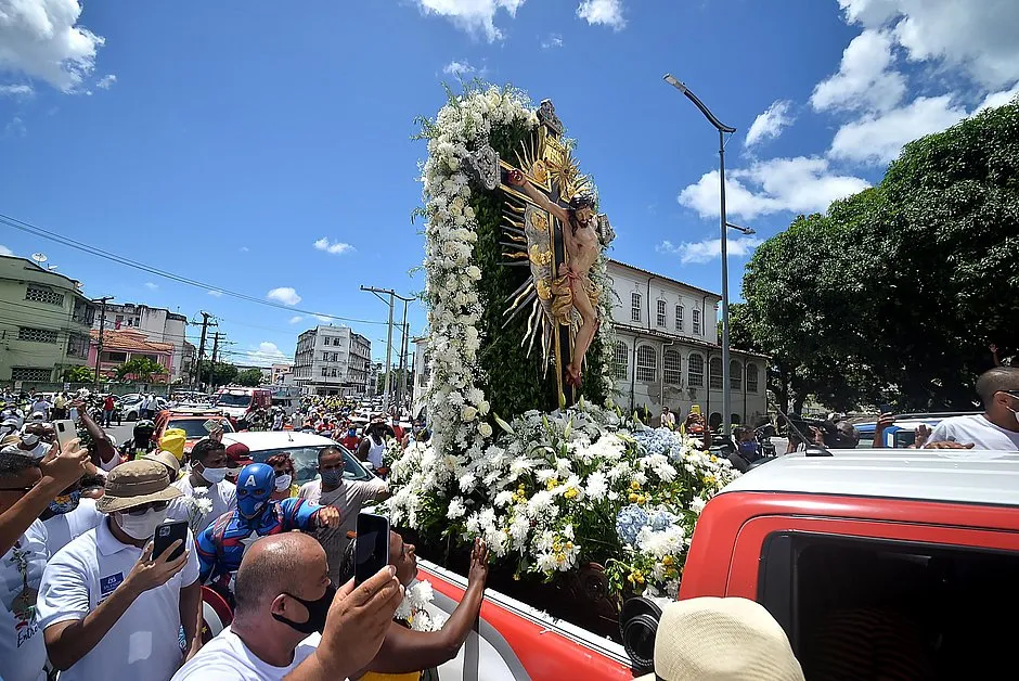 No dia da lavagem, a interdição do tráfego de veículos nas vias por onde o cortejo passa ocorre a partir das 6h