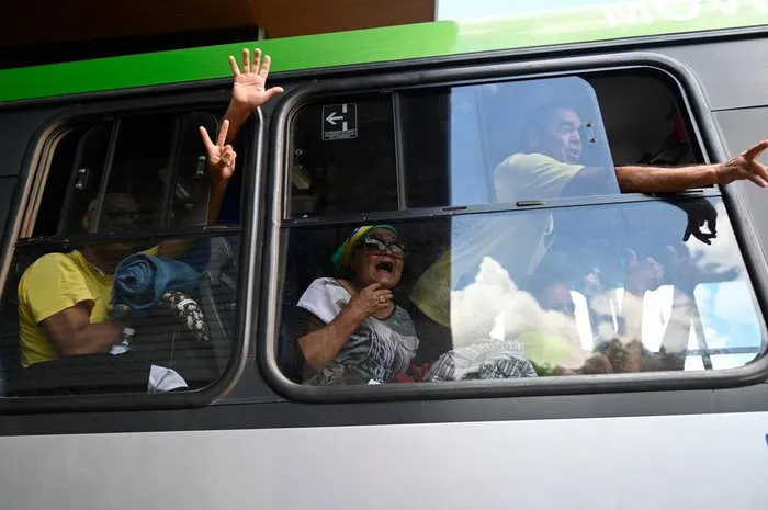 Ônibus com golpistas detidos sendo levados para o Centro de Detenção Provisória da Papuda