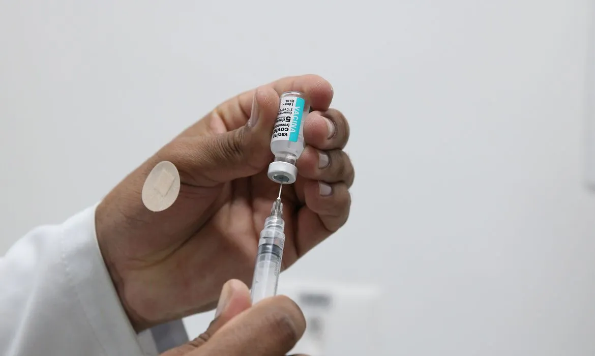 Segundo o boletim, desde o início da pandemia, 695 mil morreram no país em consequência da covid-19.