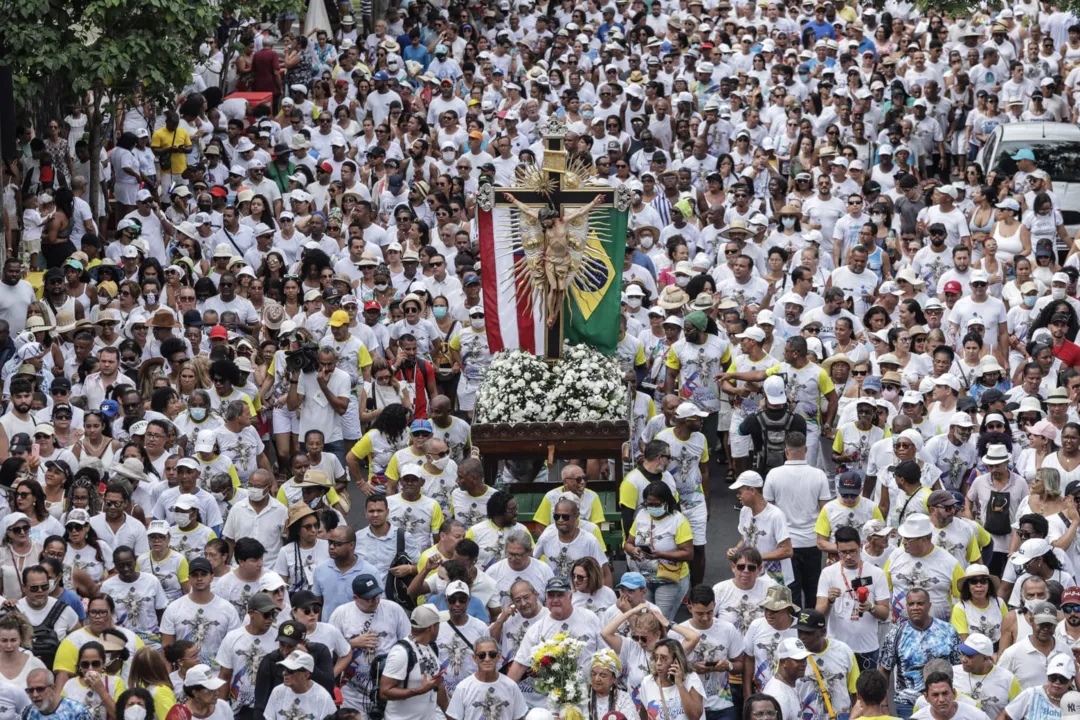 O cortejo começou por volta das 8h e desde então milhares de pessoas fazem o percurso de pouco mais de 9 km