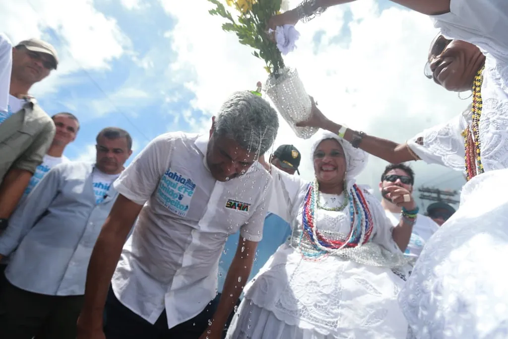 Jerônimo recebe bençãos durante caminhada