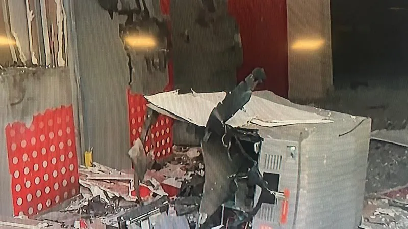 Bandidos usaram explosivos para abrir os caixas eletrônicos
