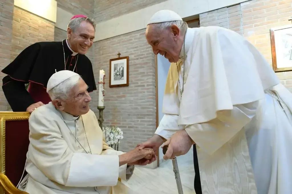 Segundo auxiliar, após desacordo, papa argentino privou Bento das funções executivas do seu cargo