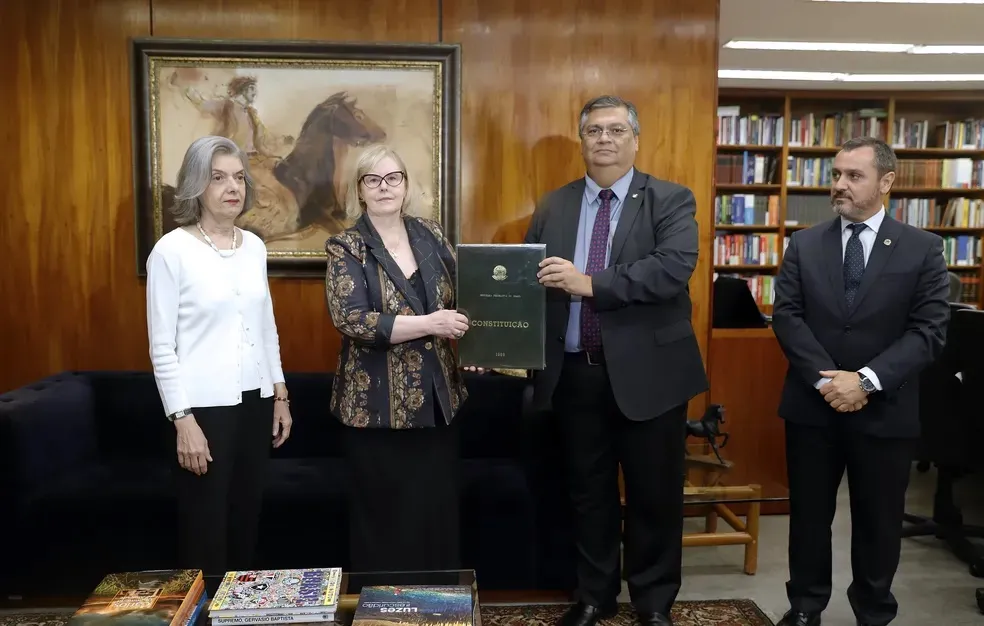 A ministra do STF Cármen Lúcia, a presidente do STF, Rosa Weber, o ministro da Justiça, Flávio Dino (PSB), e o diretor-geral da Polícia Federal, Andrei Rodrigues