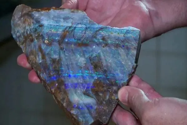 A pedra preciosa é rica em H2O