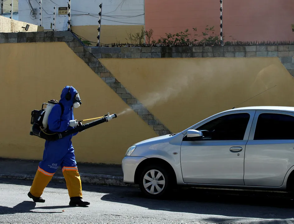 Equipe zoonose aplicando o "fumacê" pelas ruas da cidade