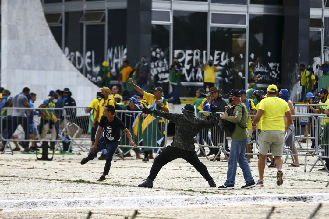 Manifestantes invadindo Congresso, STF e Palácio do Planalto