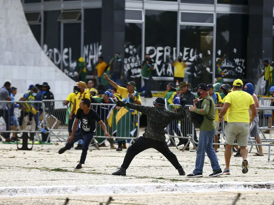 Movimento golpista invadindo sede dos Três Poderes no dia 8 de janeiro