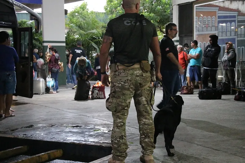 O intuito da ação é coibir o tráfico de drogas e o porte ilegal de armas