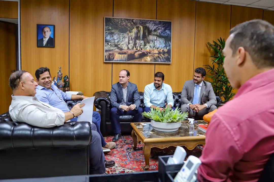 Presidente da Alba, Adolfo Menezes em reunião com representantes da UPB