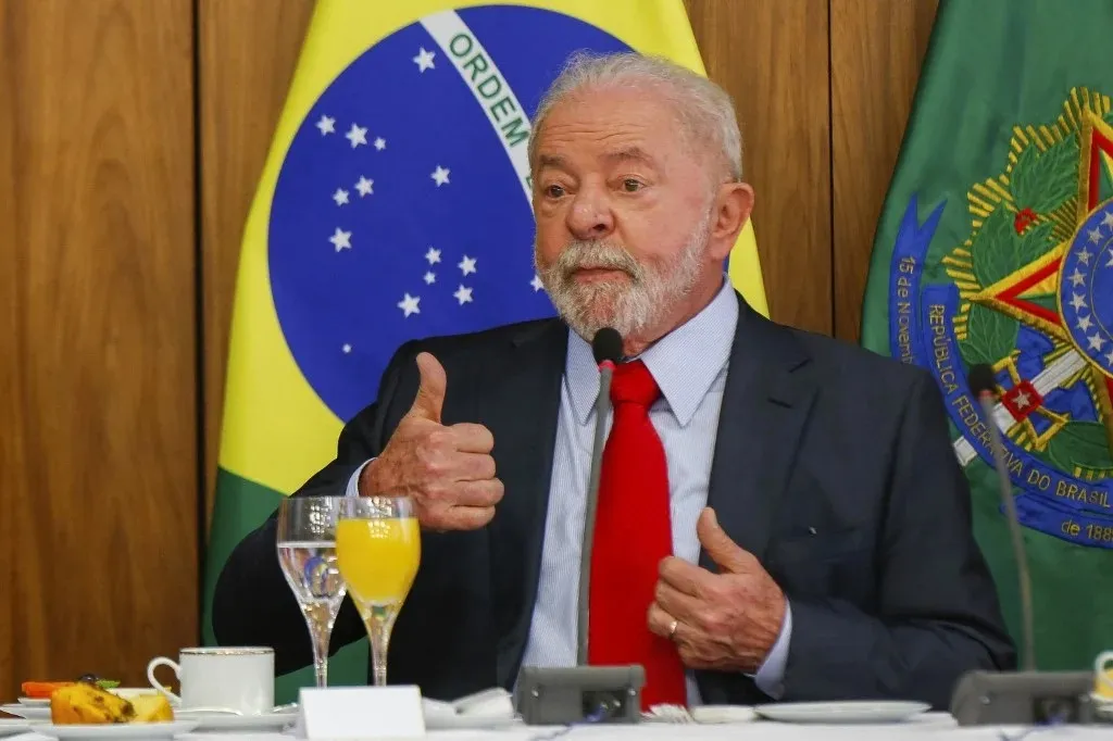 Na entrevista, Lula enviou um recado às Forças Armadas: “quem quiser fazer política tire a farda”