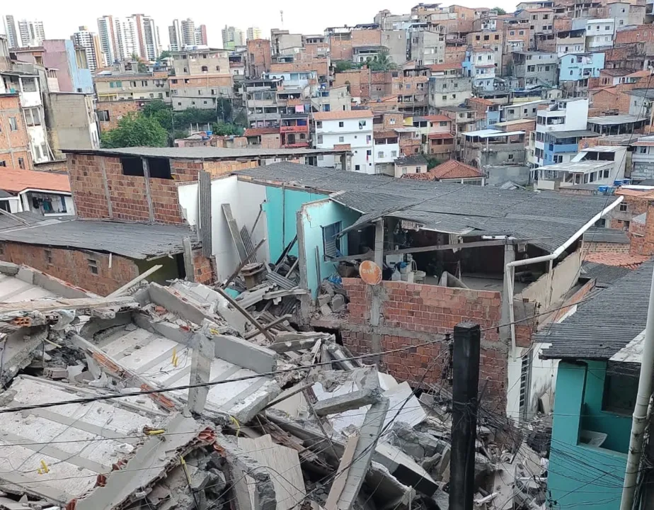 Ao todo, foram atingidos oito imóveis