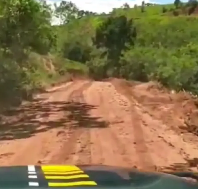 Interdição é resultado pelas fortes chuvas que provocaram deslizamentos de encostas, quedas de árvores, erosão de pista e alagamentos de vias