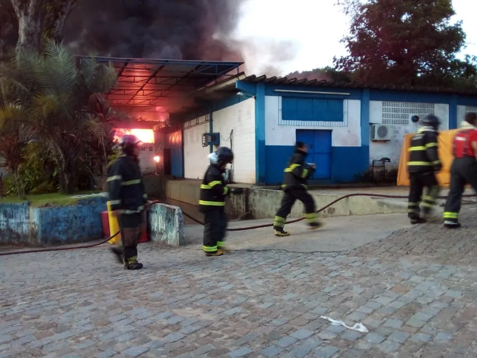 Imagem ilustrativa da imagem Incêndio de grandes proporções atinge sede da Embasa no Cabula