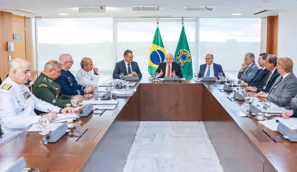 Presidente Lula em reunião com comandantes das Forças Armadas