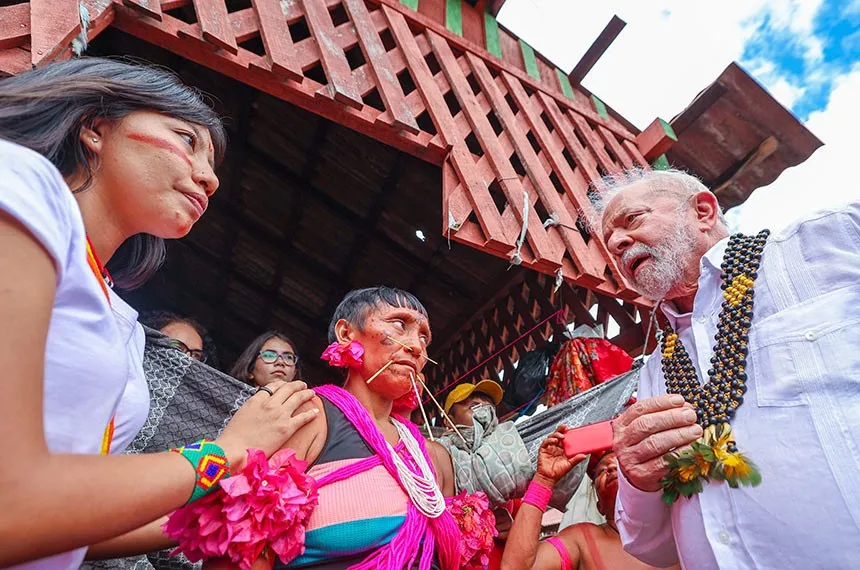 Lula em visita a Roraima para verificar a situação dos Yanomamis