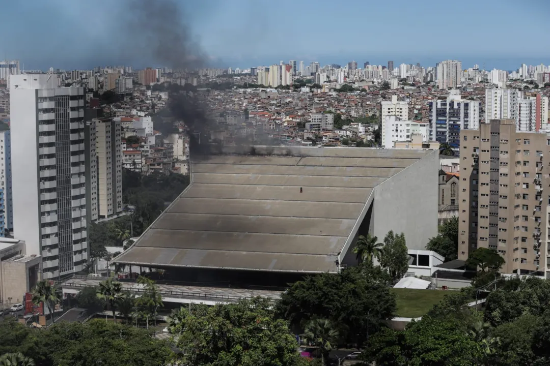 Parte superior do TCA é atingida por incêndio nesta quarta