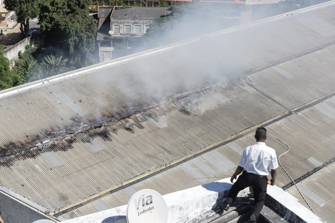 Corpo de Bombeiros tentam controlar as chamas no teto do prédio do TCA