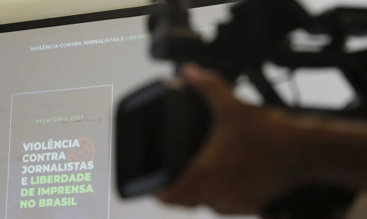 Um novo balanço indica o grau de perigo, com mais de um
 caso de agressão a jornalistas, em média, por dia, no Brasil